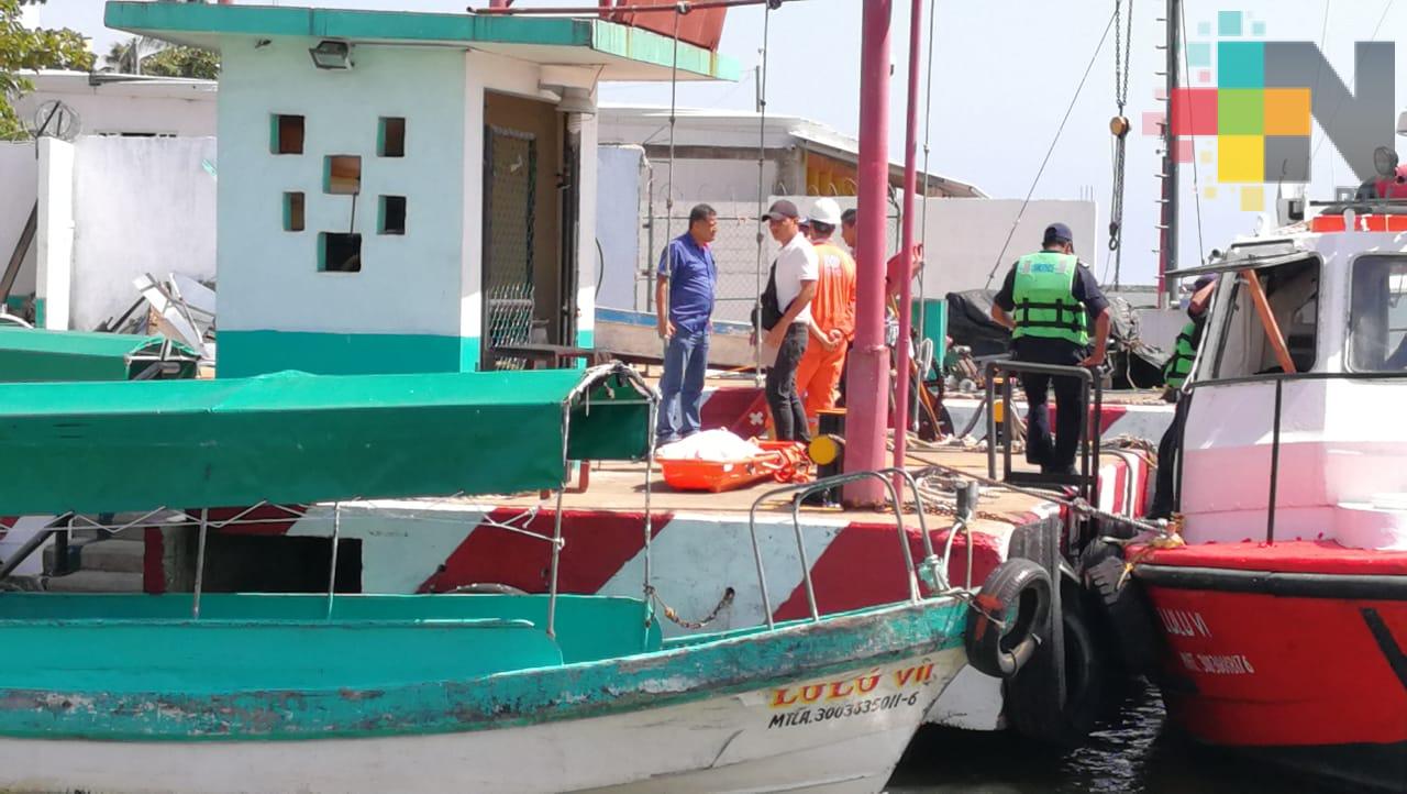 Muere al caer dentro de una embarcación en alta mar
