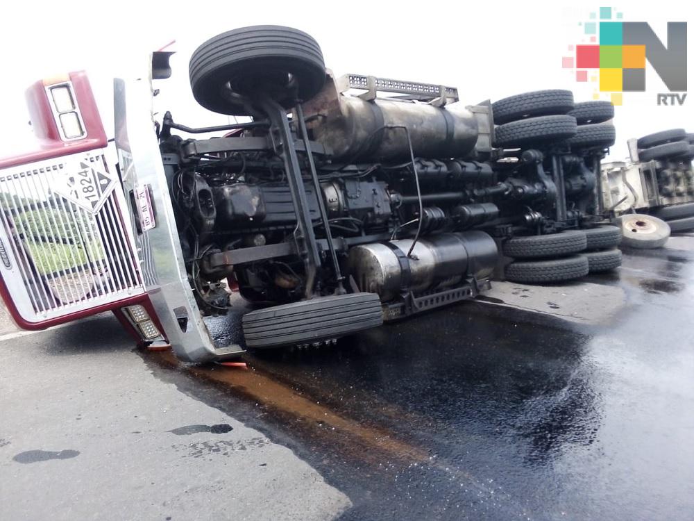 Auto tanque se vuelca a la altura del puente Reyes Azteca del municipio de Minatitlán
