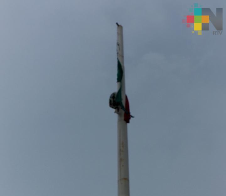 Ráfagas de viento rasgan Bandera izada en malecón de Coatzacoalcos