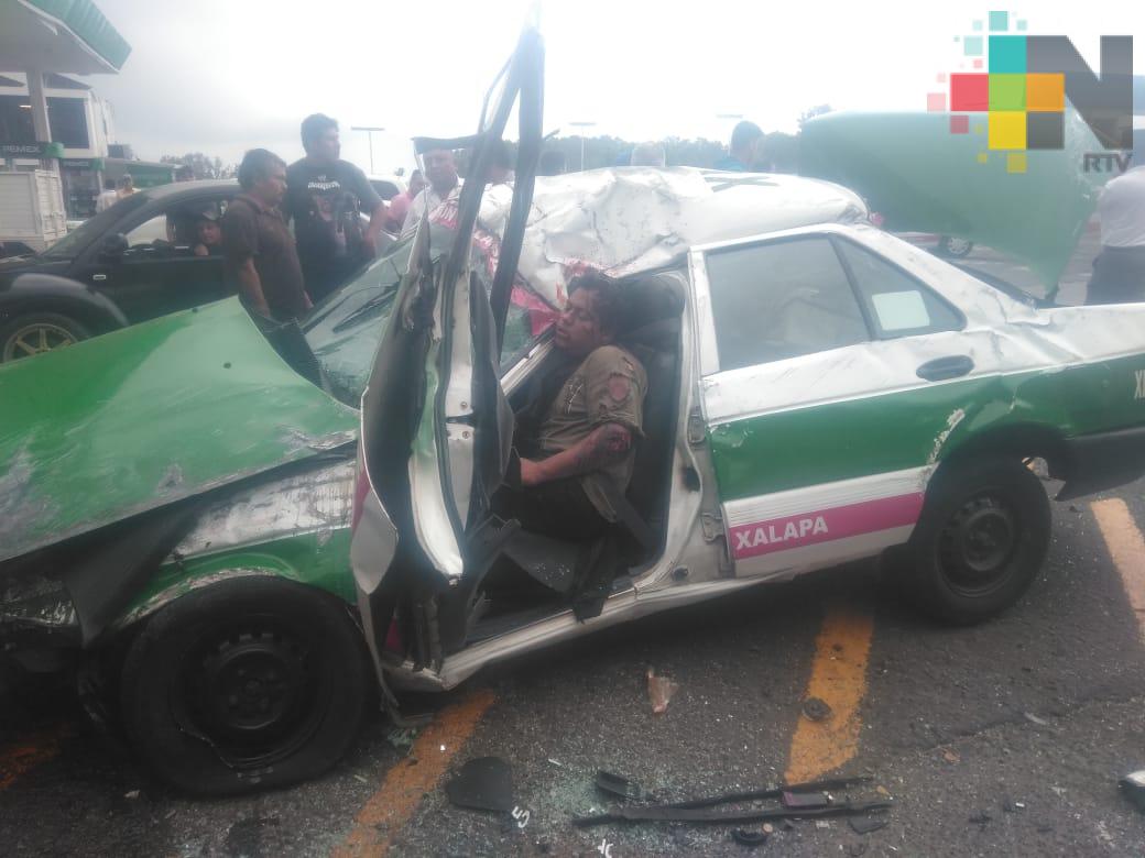 Cae taxi del puente Macuiltépetl, en Xalapa