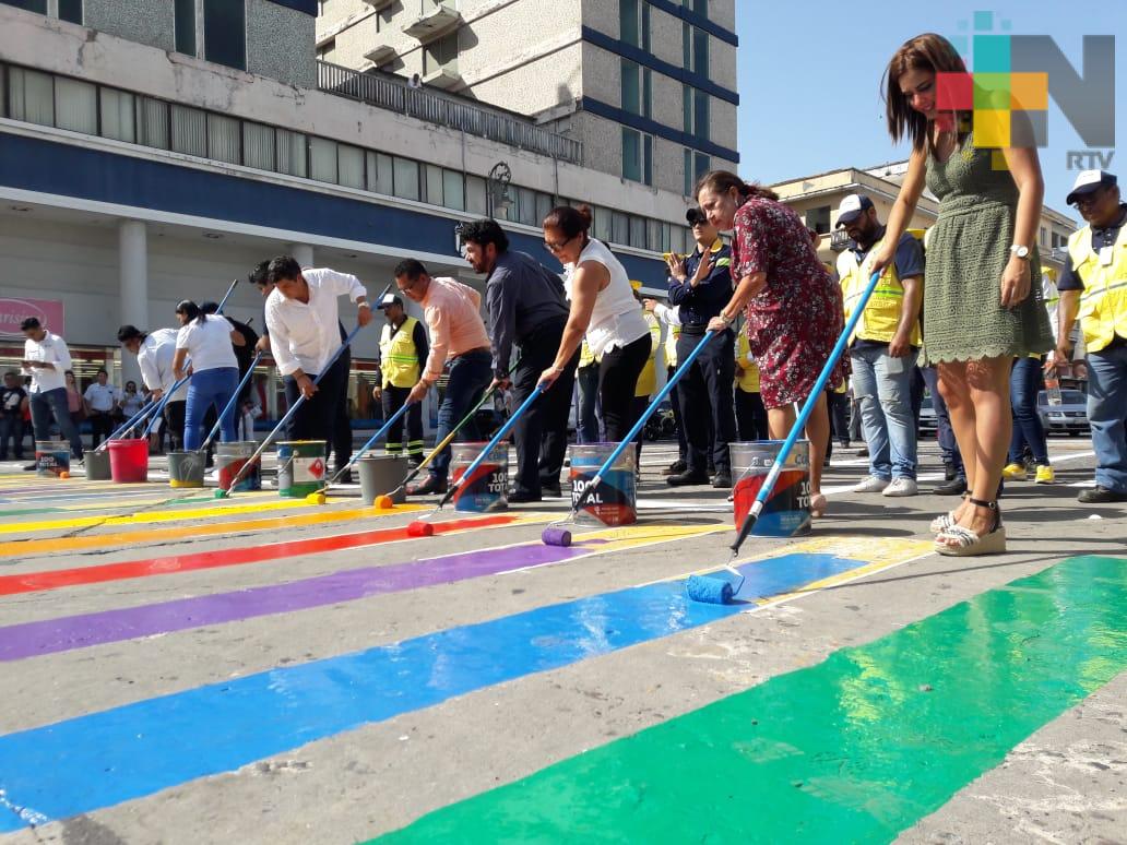 Pintan cruce peatonal inclusivo en el puerto de Veracruz