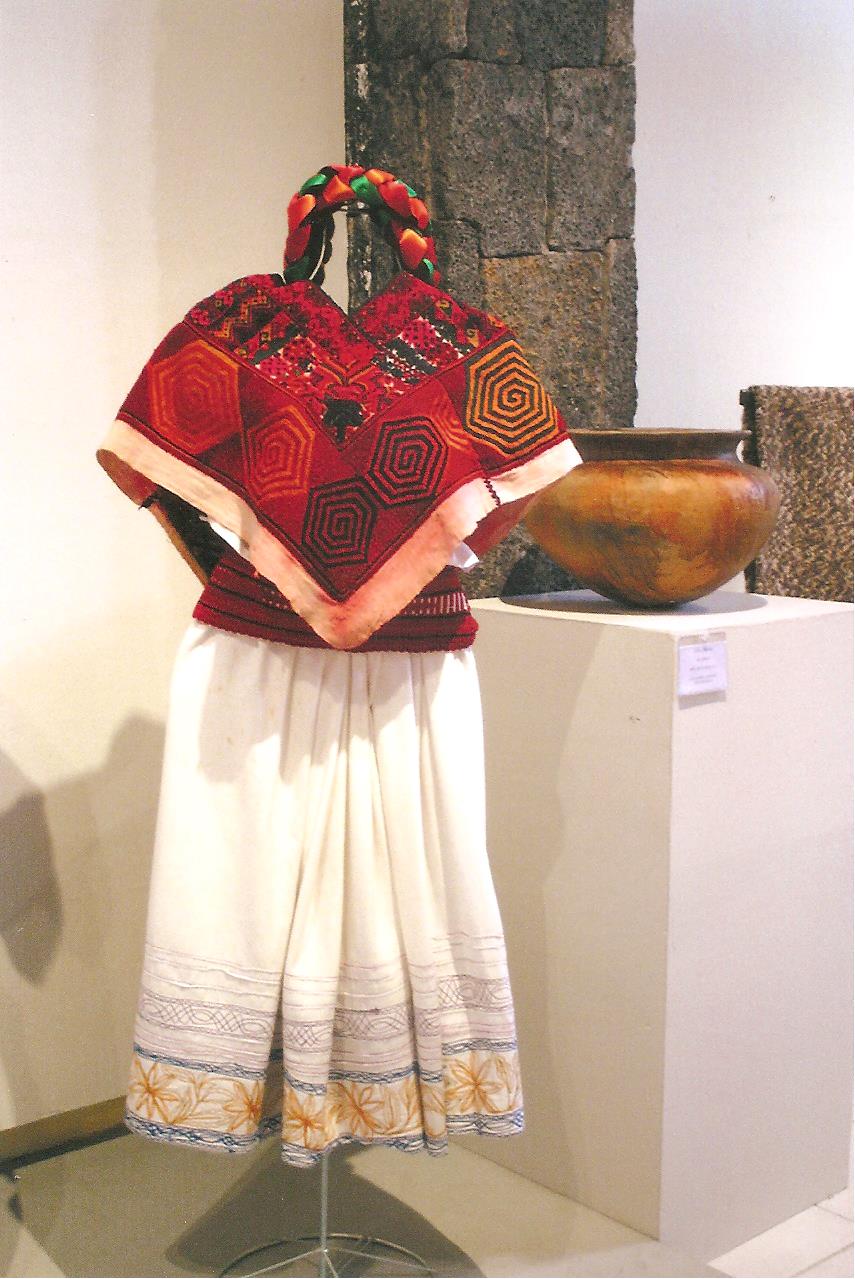 Presenta IVEC exposición “Así viste mi pueblo”, indumentaria tradicional