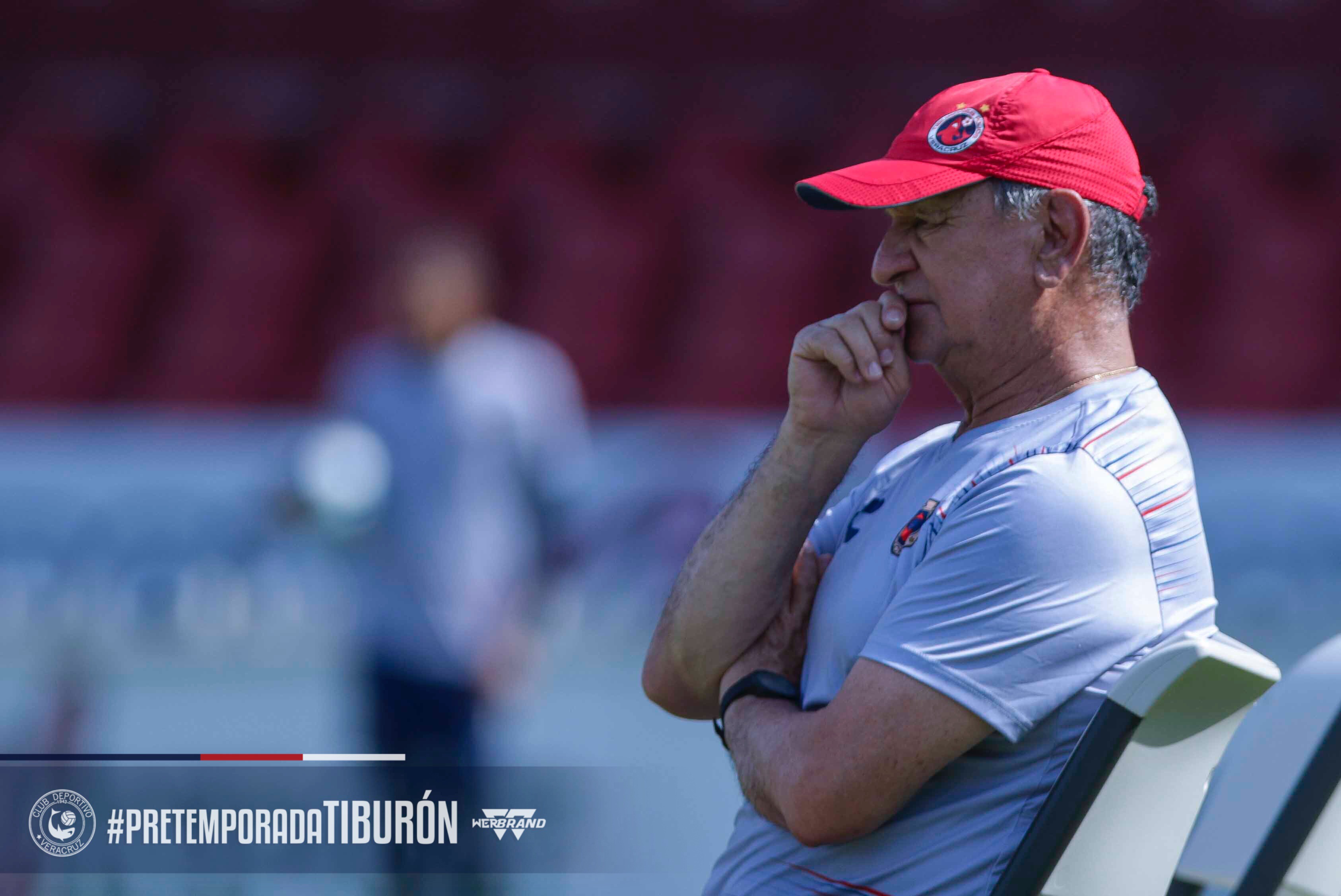 Asimilan escualos idea futbolística de Enrique Meza