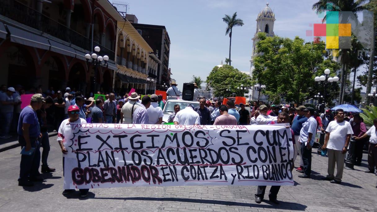 Se manifiestan taxistas de Córdoba, Orizaba y Tierra Blanca