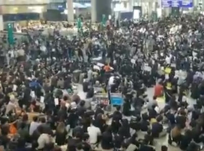 Manifestantes ocupan sala de llegada de aeropuerto de Hong Kong