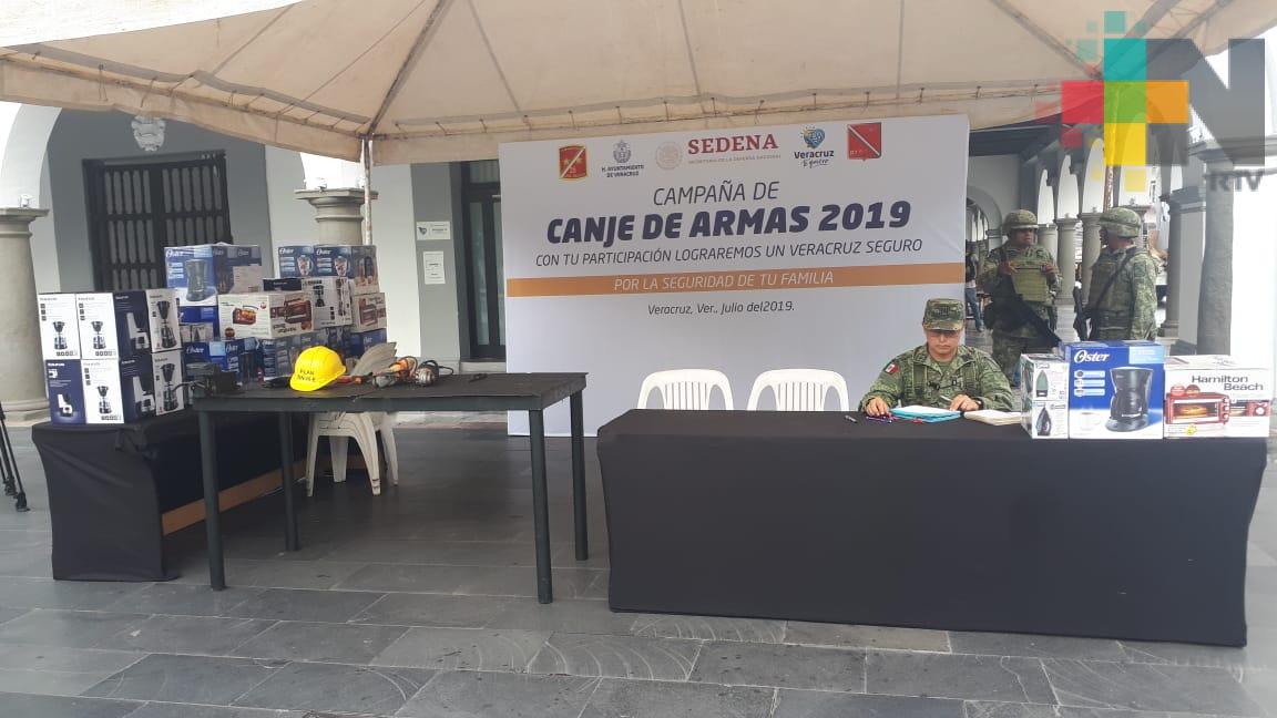 Instala Sedena módulo de canje de armas en zócalo de Veracruz