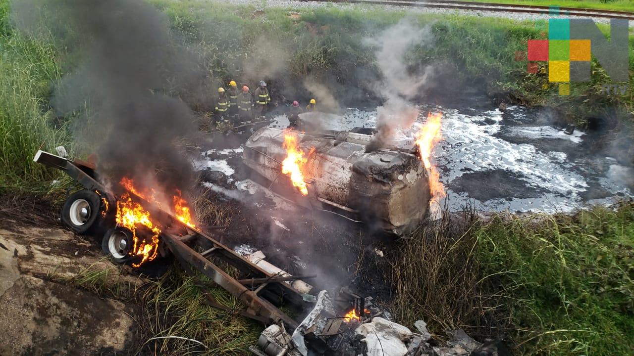 Pipa con diésel cayó de puente y se incendió, en Coatzacoalcos; vialidad cerrada de manera parcial