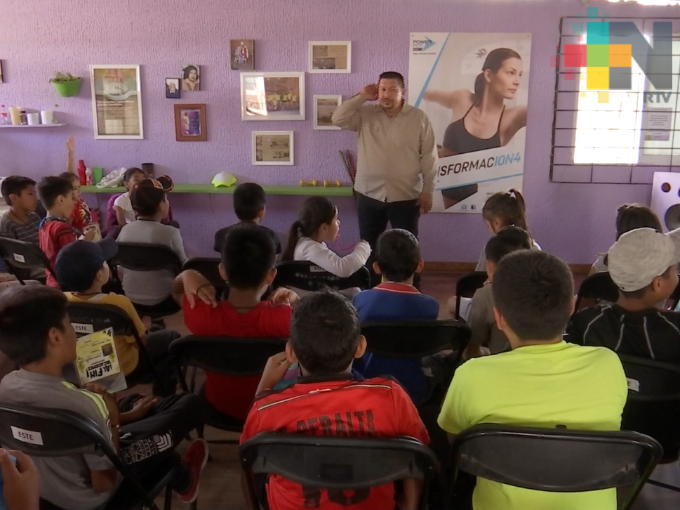 Instruyen a niños sobre el cuidado e importancia de tener animales en casa