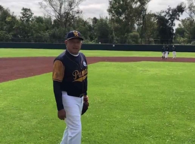 López Obrador practica beisbol en CU 