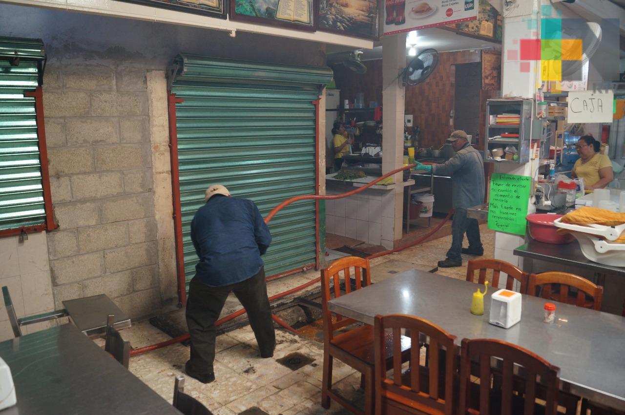 Comerciantes arrojan desechos a drenaje del Mercado Municipal de Martínez de la Torre