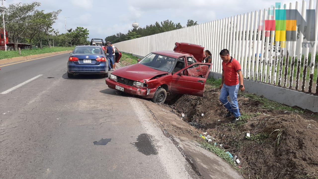 Vuelca automóvil en carretera federal Veracruz-Xalapa