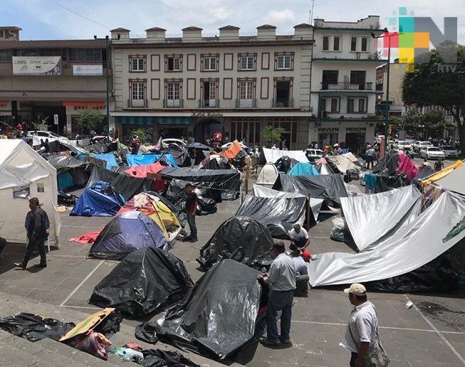 Exceso de transporte público y manifestaciones afectan a comercios del centro de Xalapa