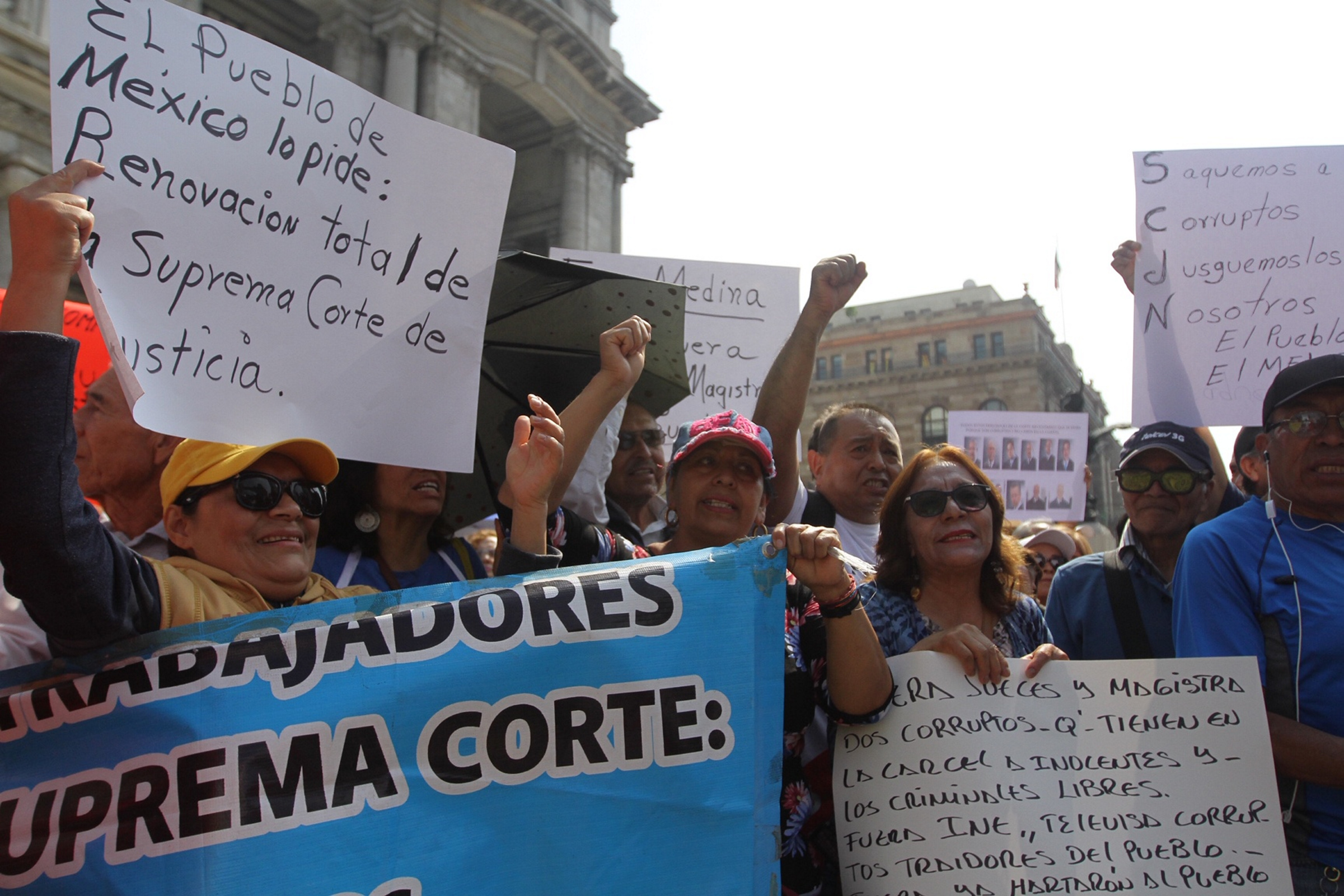 Inicia manifestación frente a la Suprema Corte