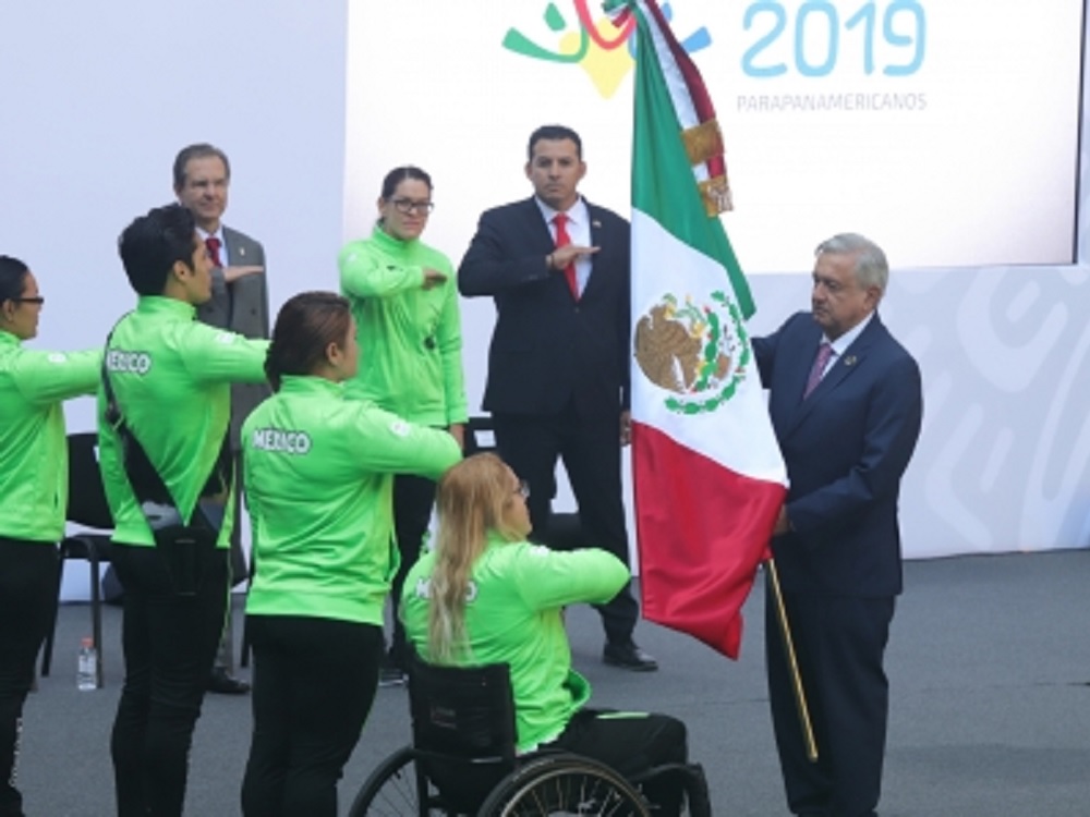 Abandera AMLO a atletas parapanamericanos y anuncia apoyos económicos