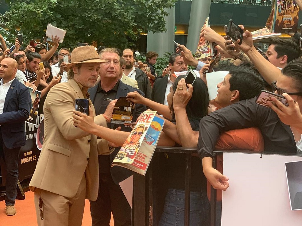 Actor Brad Pitt reparte abrazos, autógrafos y selfies a fans mexicanos