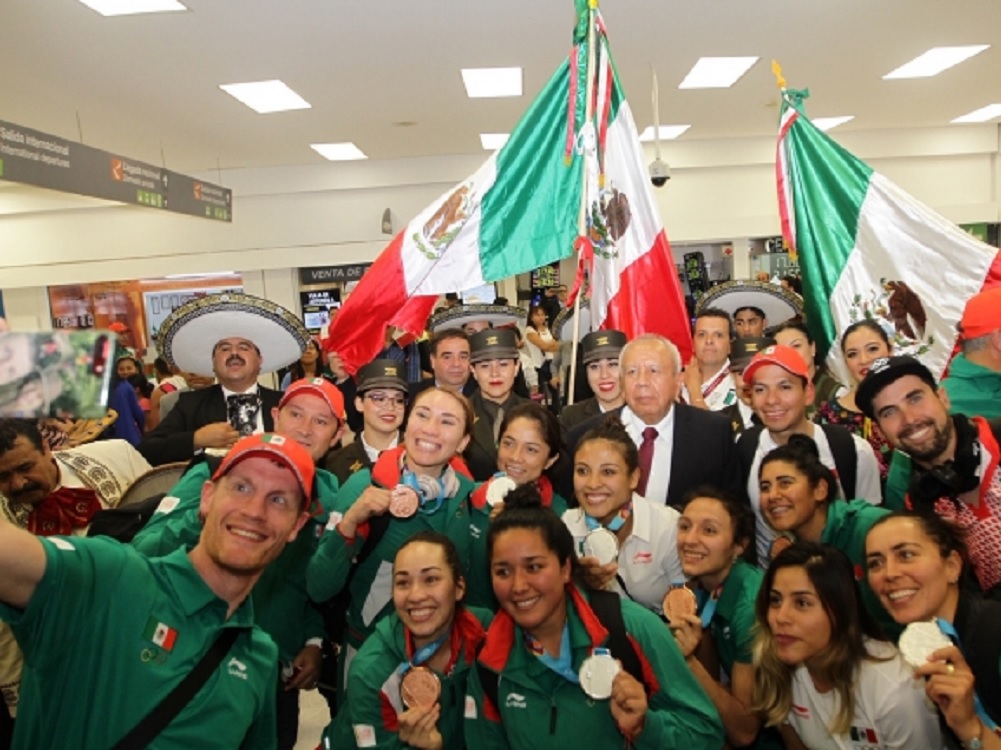 Al coro de “¡México, México!” y más mariachi reciben a deportistas
