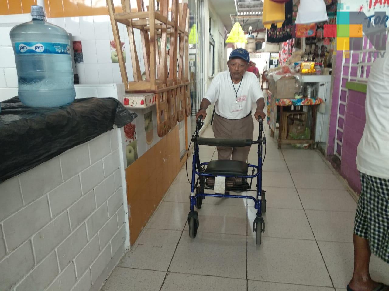 A sus 70 años, vende aguas frescas sin importar sus padecimientos