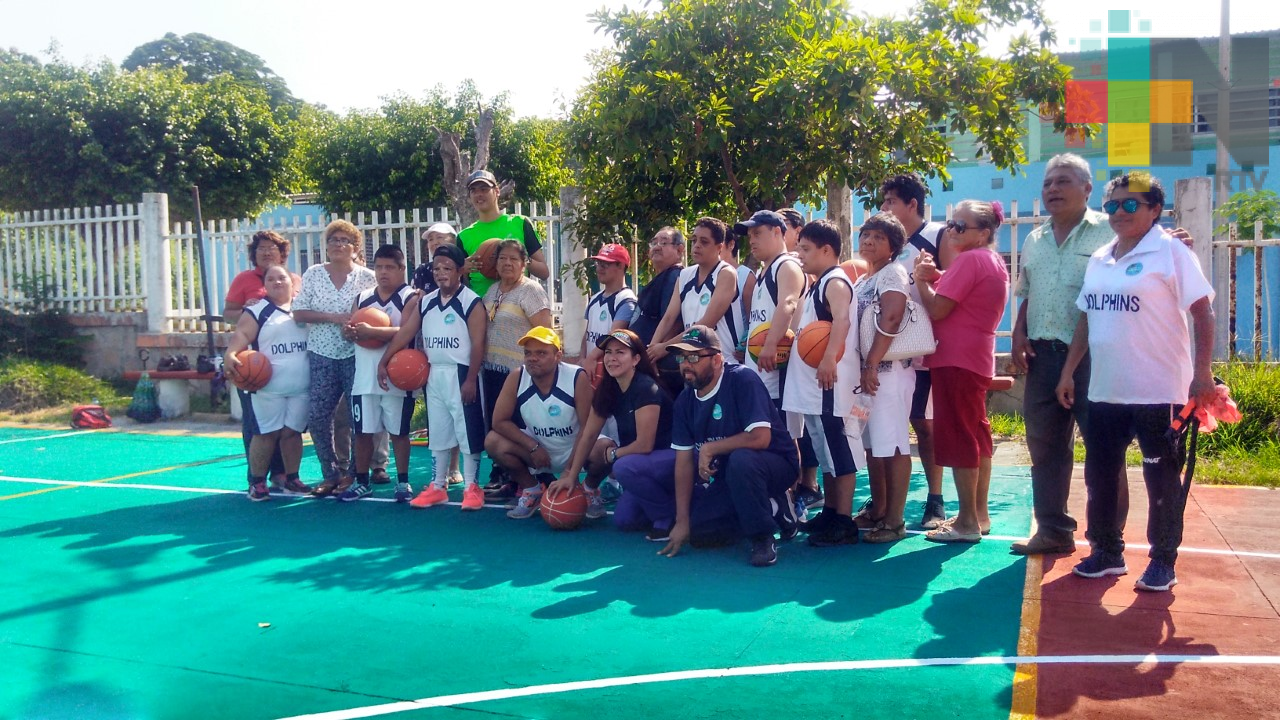 Personas con discapacidad practican baloncesto en Coatzacoalcos