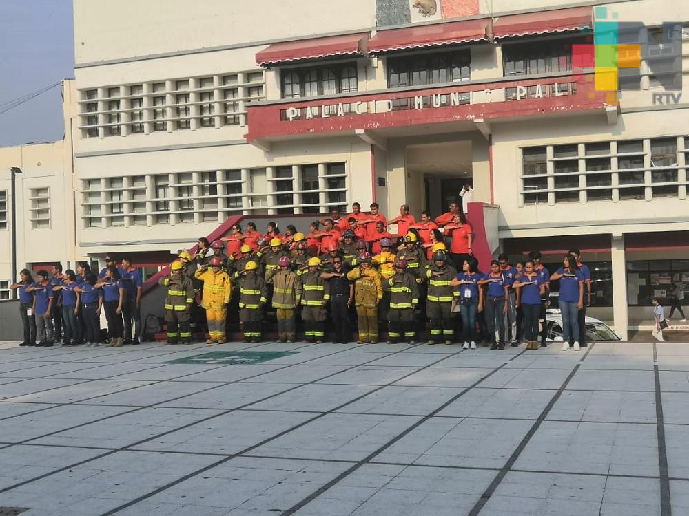 Bomberos celebran su día atendiendo una emergencia en Coatzacoalcos