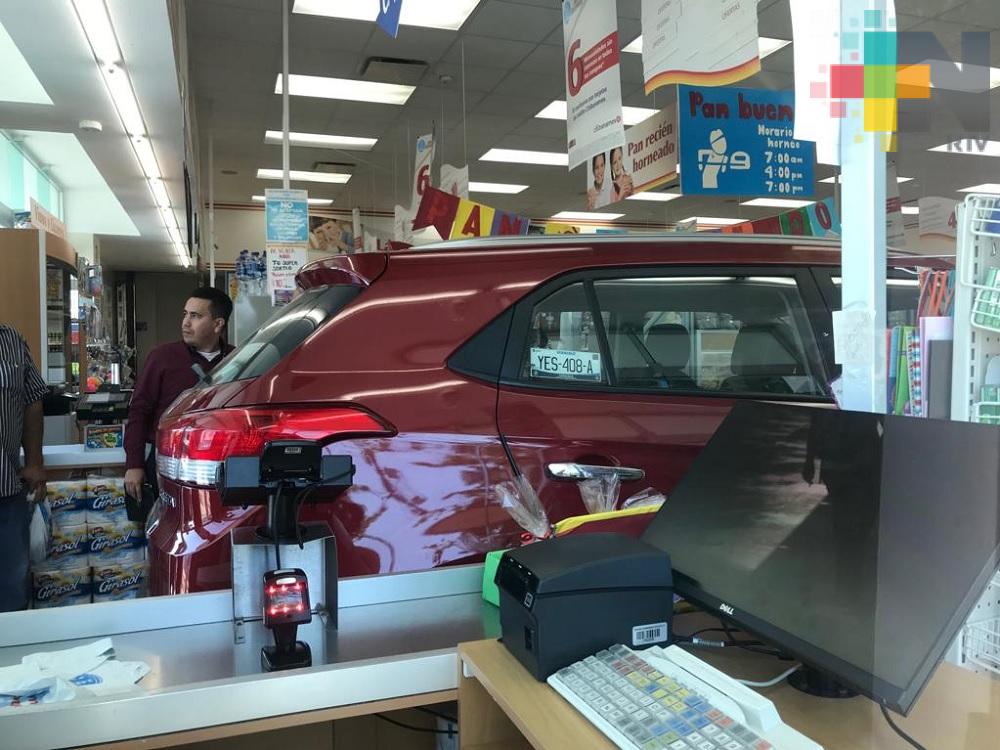 Camioneta termina dentro de farmacia