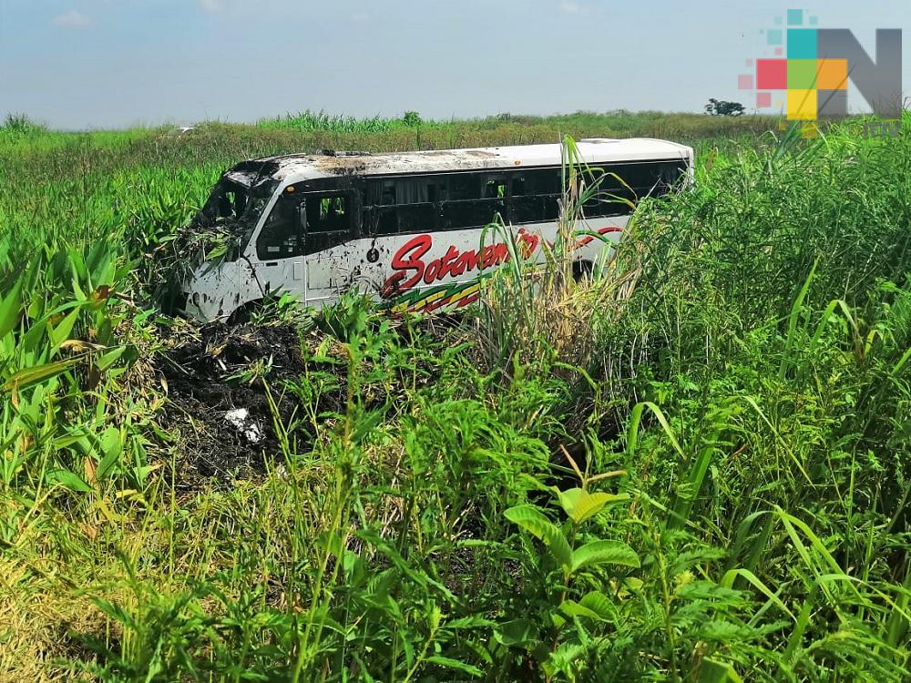 Camión de pasajeros termina sobre pantano de la carretera Minatitlán-Coatzacoalcos