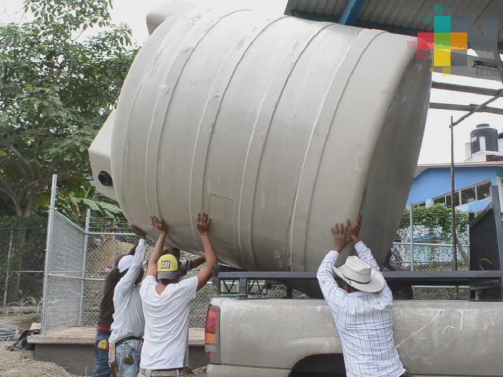 Ayuntamiento de Tantoyuca entrega captadores de agua  a comunidades