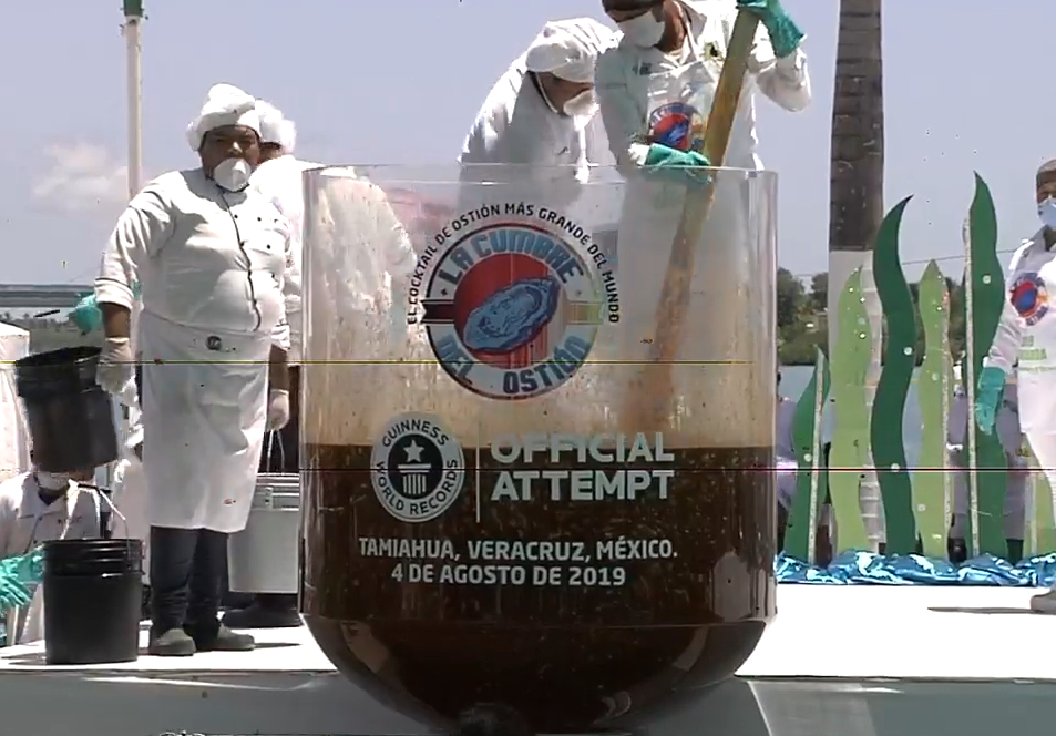 Elaboran el ostión más grande del mundo en Tamiahua