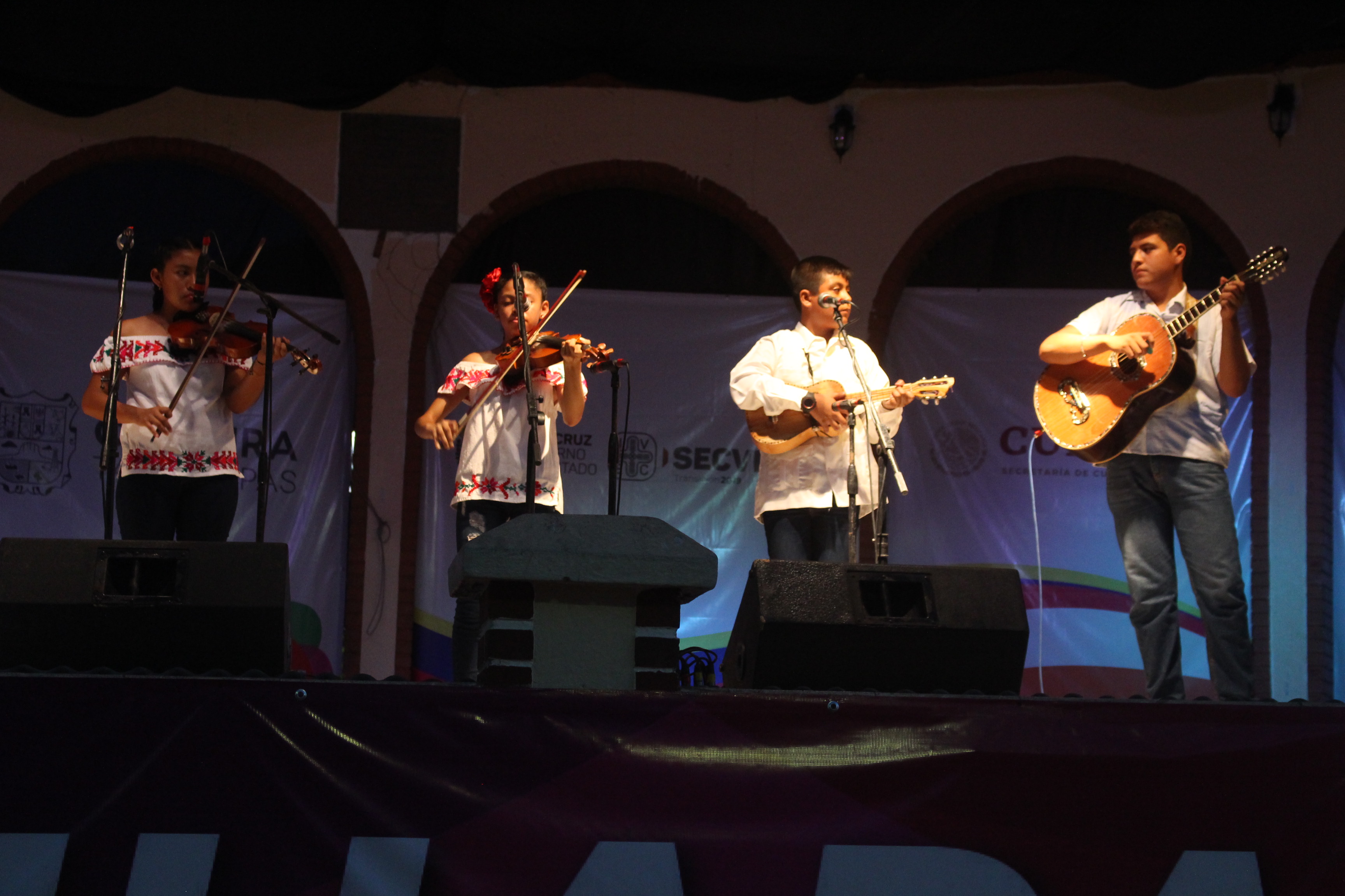 Concluye XII Encuentro de niños y jóvenes huapangueros