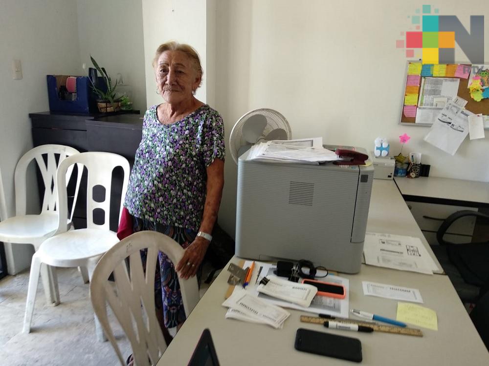 Cumple 90 años y continúa trabajando en ayuntamiento de Coatzacoalcos
