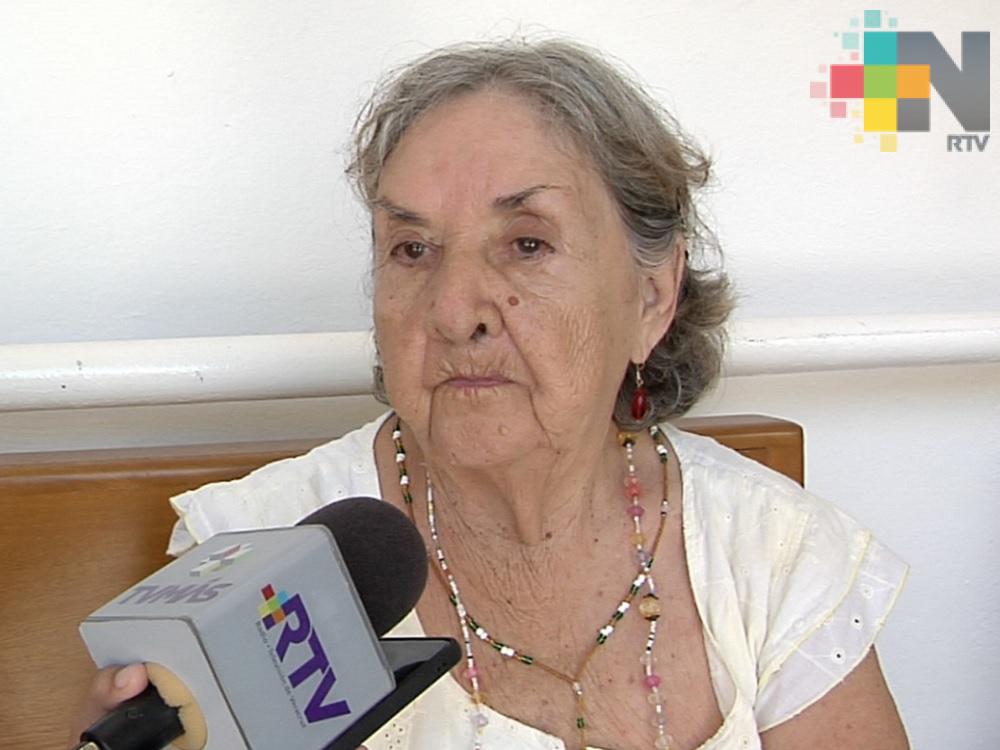 A sus más de 80 años, Elena García no pierde la vanidad femenina