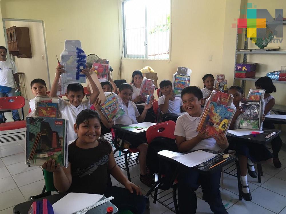 Empresarios, comerciantes y agrupaciones sociales entregan útiles escolares en primarias de Coatzacoalcos