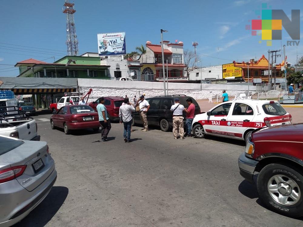 En Martínez de la Torre con grúas retiran vehículos estacionados en lugares prohibidos