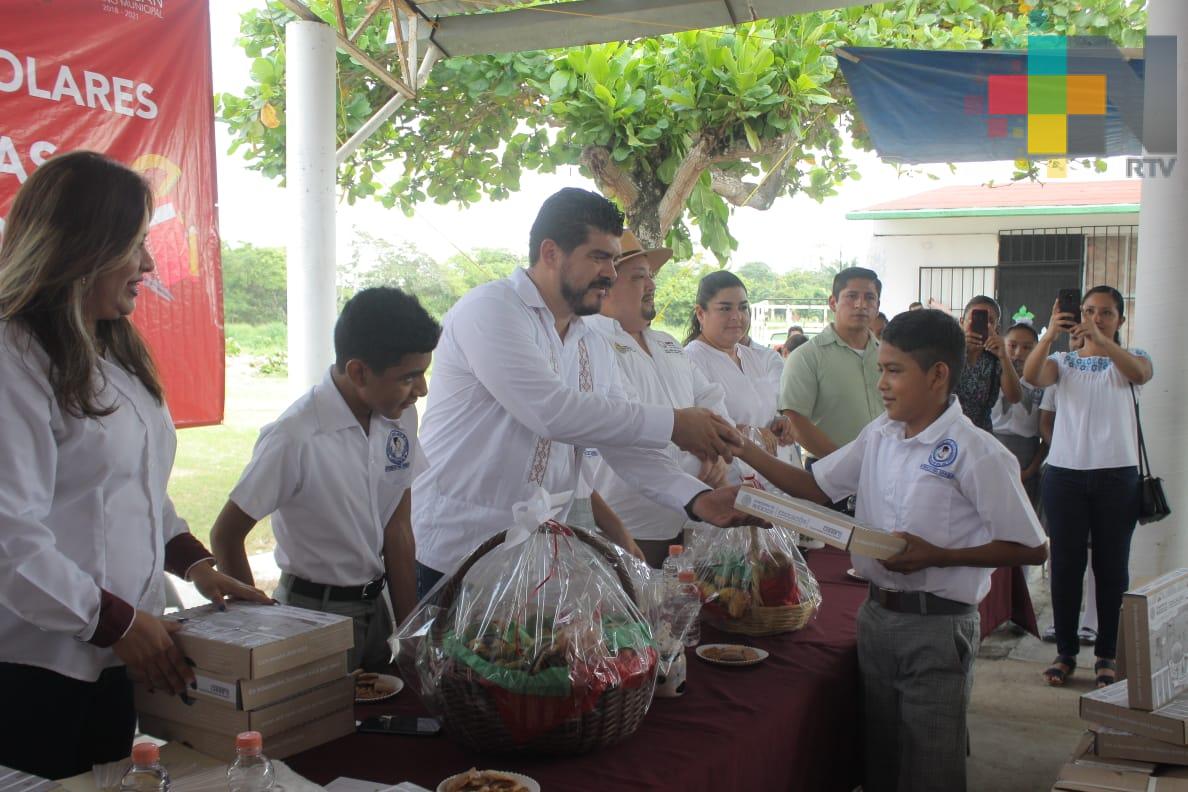 Entrega SEV mil 834 paquetes de útiles escolares en norte y sur de Veracruz