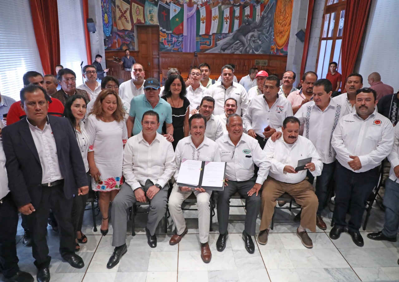 Cancela gobernador Cuitláhuac García cobro de reordenamiento vehicular y tarjetones; beneficiará a transportistas y usuarios