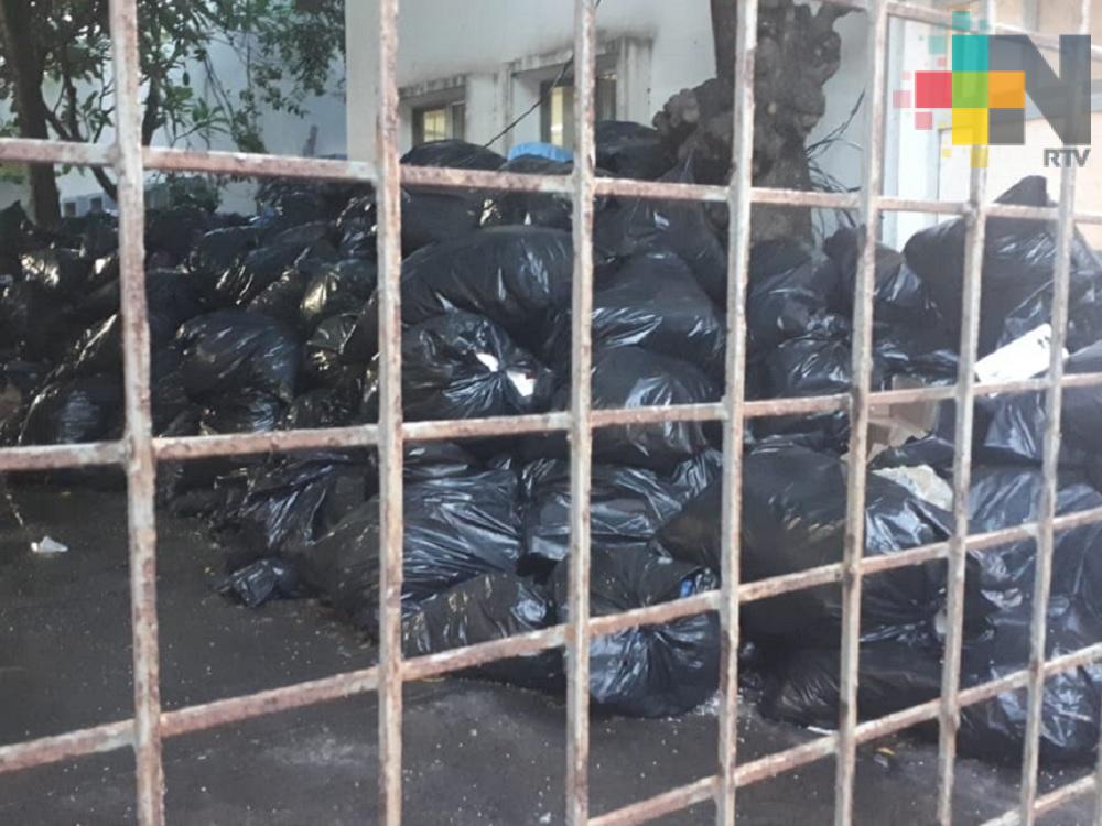 Hasta ocho toneladas de basura se llegaron a acumular en Hospital de Alta Especialidad de Veracruz
