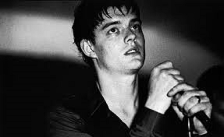 Roban tumba de Ian Curtis