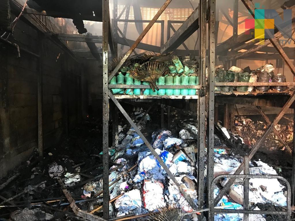 Cuantiosas pérdidas a comerciantes dejó incendio en tienda de Cerro Azul