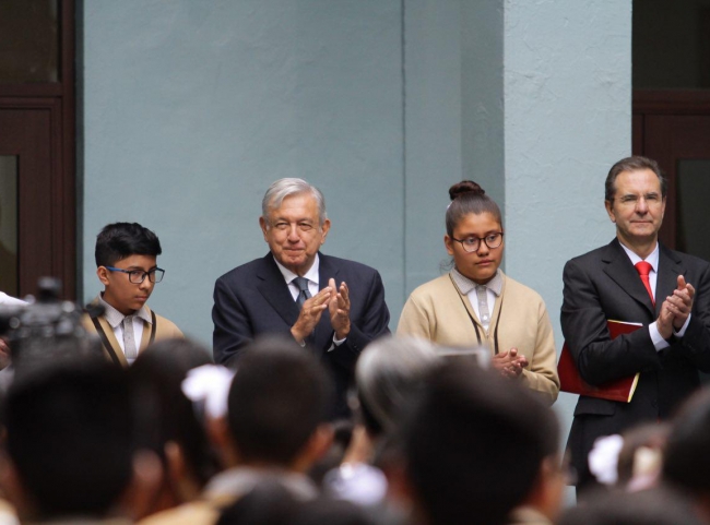 Gobierno Federal otorgará becas por 60 mil mdp este año: López Obrador