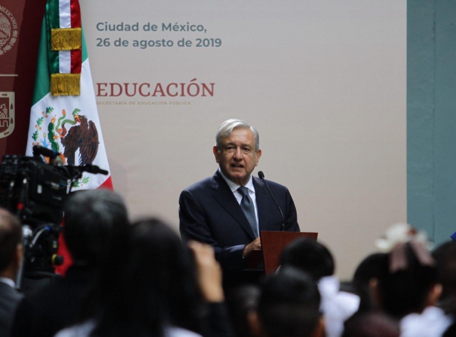 Inaugura AMLO ciclo escolar y garantiza respeto a los maestros