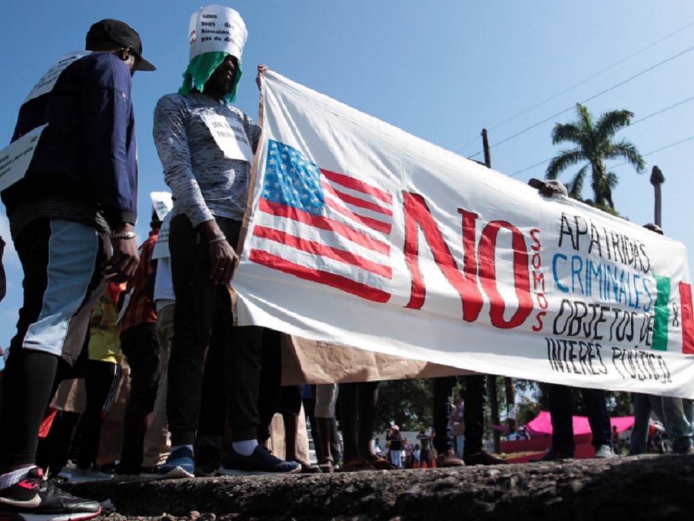 Marchan migrantes africanos en Tapachula para exigir permisos