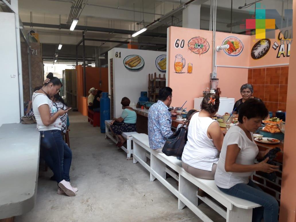 Comerciantes regresan a sus locales en el mercado municipal Eufrosina Camacho, en Tlapacoyan