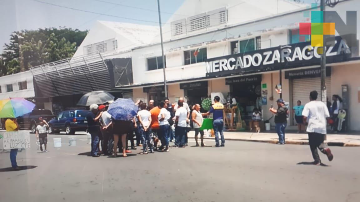 Protestan locatarios del mercado Zaragoza por falta de energía eléctrica