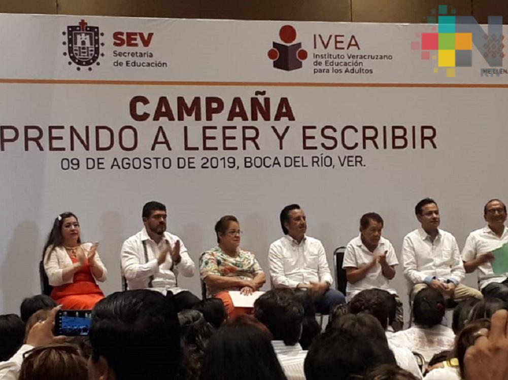 Meta de gobierno, regularizar a 560 mil analfabetas en Veracruz: Cuitláhuac García
