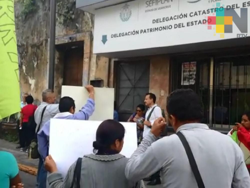 Organizaciones civiles toman oficinas de la delegación de Patrimonio del Estado