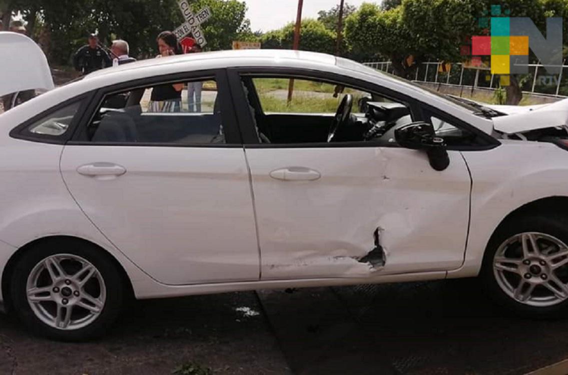 Por falla mecánica, automóvil es arrastrado por tren en Minatitlán