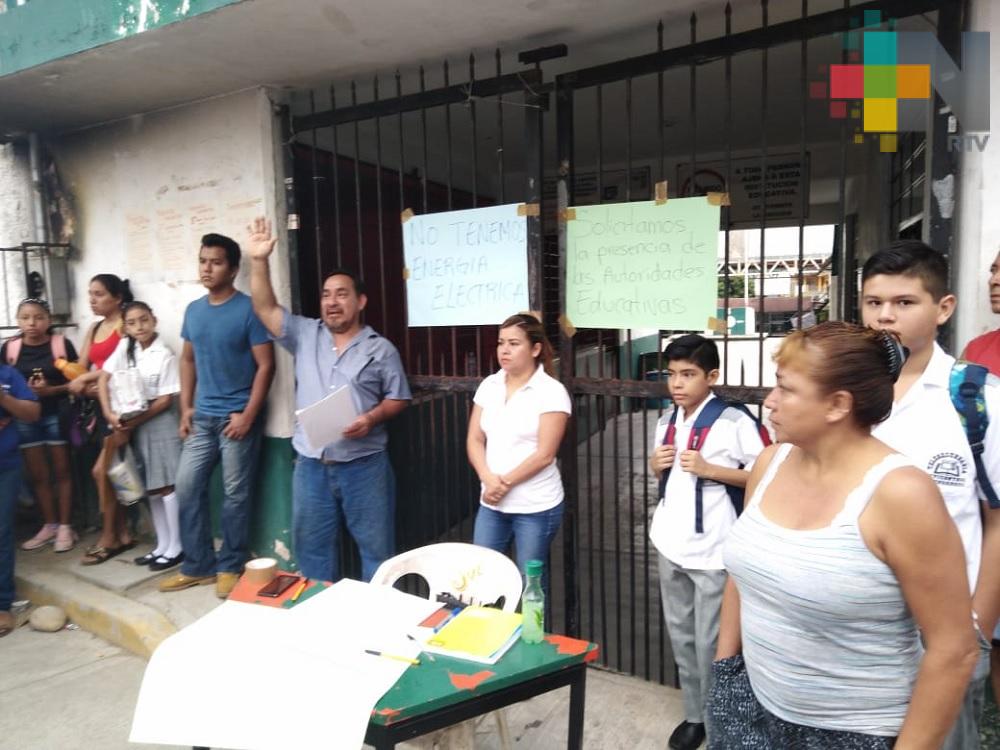 Por falta de luz, padres de familia de la Telesecundaria Vicente Guerrero toman el plantel