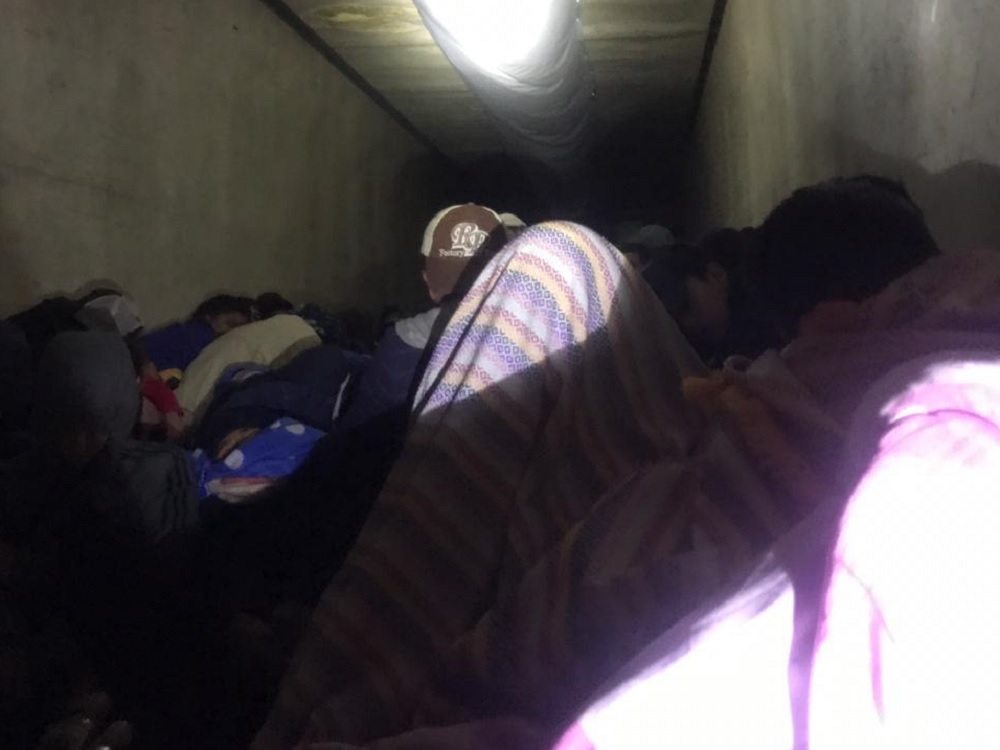 Rescatan 146 migrantes que viajaban hacinados en un tractocamión en el sur de Veracruz