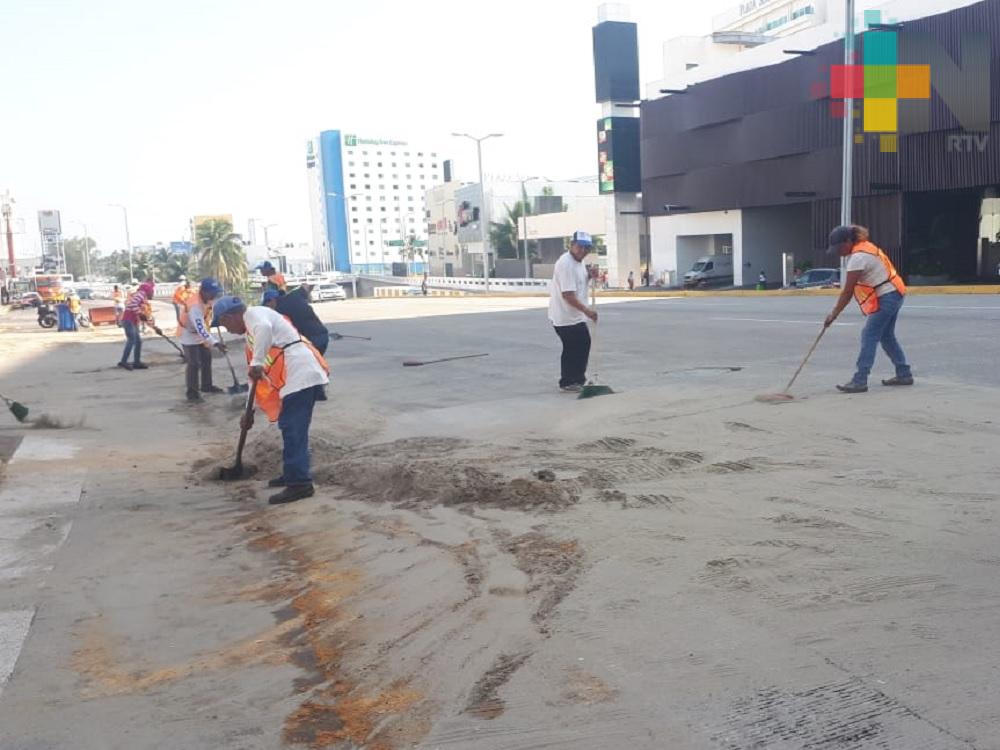 Limpian aceite derramado en bulevar Ruiz Cortines de Boca del Río