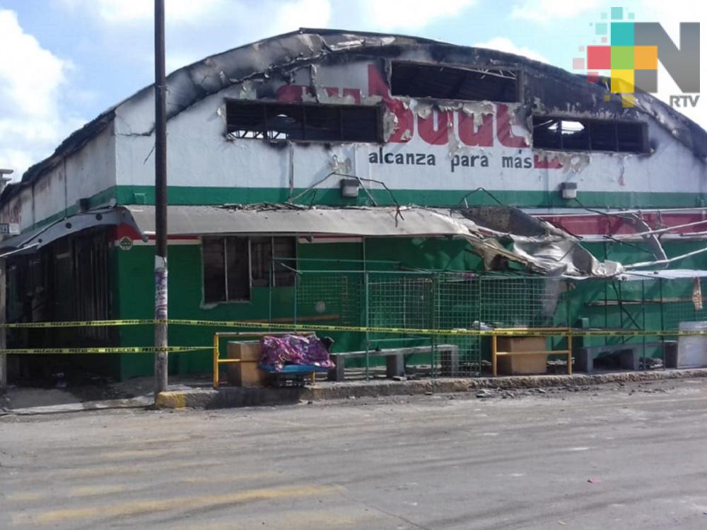 Se mantienen trabajos de limpieza por incendio en tienda comercial de Cerro Azul