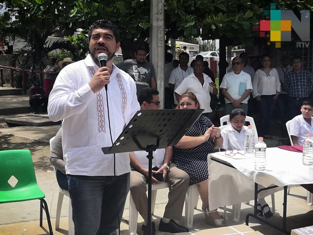 Entrega secretario de Educación paquetes escolares en telesecundaria de las Barrillas, en Coatzacoalcos